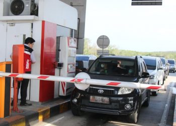 ANTISIPASI PSBB JAKARTA. Sejumlah pengendara pelat Jakarta terlihat mengantre di pintu keluar gerbang tol Kotabaru Lampung Selatan, Minggu (13/9). Lampung diharapakan dapat mengantisipasi pergerakan penduduk dari Jakarta ke Lampung pasca-penerapan pembatasan sosial berskala besar (PSBB) total yang rencananya dilaksanakan hari ini (14/9).
n LAMPUNG POST/SUKISNO