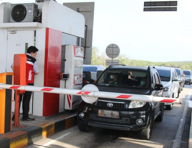 ANTISIPASI PSBB JAKARTA. Sejumlah pengendara pelat Jakarta terlihat mengantre di pintu keluar gerbang tol Kotabaru Lampung Selatan, Minggu (13/9). Lampung diharapakan dapat mengantisipasi pergerakan penduduk dari Jakarta ke Lampung pasca-penerapan pembatasan sosial berskala besar (PSBB) total yang rencananya dilaksanakan hari ini (14/9).
n LAMPUNG POST/SUKISNO