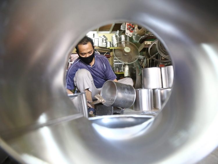 UMKM LAMPUNG. Seorang pekerja sedang membuat dandang di lapak miliknya di Pasar Tugu, Tanjungkarang Timur Bandar Lampung, Rabu (16/9). Pemerintah terus berupaya mengangkat kembali peran besar usaha mikro, kecil, dan menengah (UMKM) terhadap perekonomian. Upaya itu dengan memberikan pelatihan terpadu yang menambah kemampuan pengusaha dalam memasarkan produk secara daring. Sebab, sistem digital menjadi solusi dalam mengatasi permasalahan di masa pandemi Covid-19 ini.
LAMPUNG POST/ZAINUDDIN