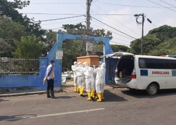 PEMAKAMAN PASIEN COVID-19. Tim evakuasi pemakaman Covid-19 membawa jenazah pasien Covid-19 saat akan dimakamkan di TPU Kebon Jehe, dengan protokol kesehatan, Kamis (17/9). Pasien meninggal Covid-19 tersebut sempat dirawat di Rumah Sakit Umum Daerah Abdul Moeloek (RSUDAM) dan meninggal dunia.
LAMPUNG POST/SALDA ANDALA