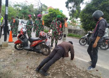 PENULARAN COVID-19 BERTAMBAH. Satuan Tugas Penanganan Covid-19 Kota Bandar Lampung menghukum push up pengendara yang tidak memakai masker di Jalan Pulau Sebesi, Sukarame, Bandar Lampung, Rabu (23/9). Penularan Covid-19 di delapan daerah yang akan melaksanakan Pilkada 9 Desember 2020 terus bertambah. Bahkan, tujuh kabupaten/kota di antaranya sudah berubah status dari zona kuning menjadi oranye.
n LAMPUNG POST/SUKISNO