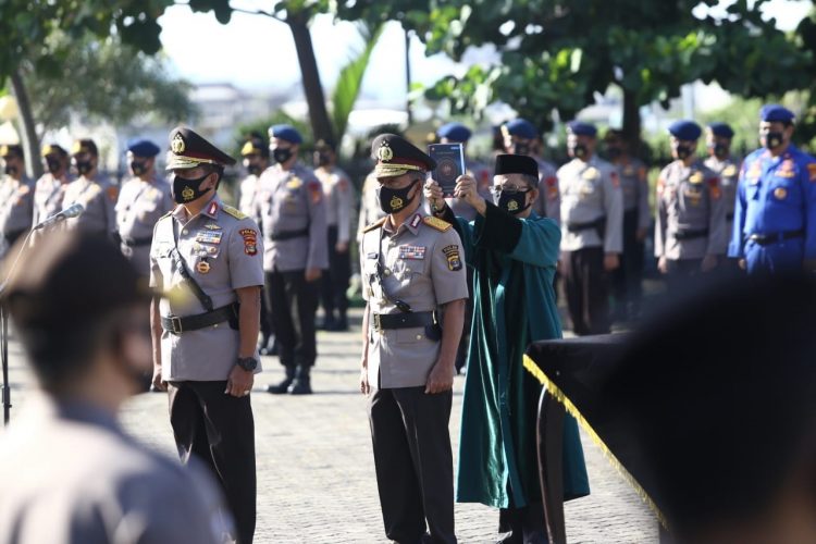 SERAH-TERIMA WAKAPOLDA LAMPUNG. Acara serah-terima jabatan Wakapolda Lampung dari Brigjen Sudarsono (kiri) ke Brigjen Subiyanto (kanan) di lapangan Mapolda Lampung, Selasa (15/9).  Brigjen Sudarsono diangkat dalam jabatan baru sebagai Widya Iswara Kepolisian Utama Tingkat I Sespim Lemdiklat Polri.
n LAMPUNG POST/ZAINUDDIN