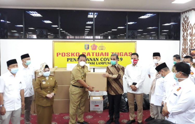 Sekretaris Jendral DPP Partai Gerindra, Ahmad Muzani bersama jajaran menyerahkan bantuan kepada Gubernur Lampung di Posko Gugus Tugas Covid-19, Ruang Abung, Balai Kratun, Senin, 21 September 2020. Lampost/Triyadi Isworo