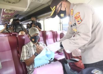 RAPID TEST. Dalam rangka peringatan Hari Lalu Lintas Bhayangkara ke-65 tahun, Ditlantas Polda Lampung menggelar rapid test terutama bagi sopir bus dan penumpang yang ada di Terminal Rajabasa, Bandar Lampung, yang juga disertai pembagian masker dan face shield di lokasi itu, Senin (21/9).
LAMPUNG POST/ZAINUDDIN