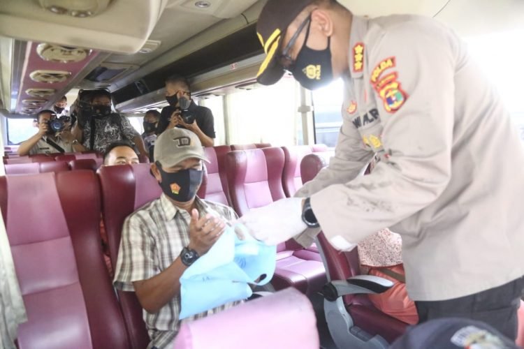 RAPID TEST. Dalam rangka peringatan Hari Lalu Lintas Bhayangkara ke-65 tahun, Ditlantas Polda Lampung menggelar rapid test terutama bagi sopir bus dan penumpang yang ada di Terminal Rajabasa, Bandar Lampung, yang juga disertai pembagian masker dan face shield di lokasi itu, Senin (21/9).
LAMPUNG POST/ZAINUDDIN
