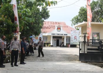 PENGAWASAN KETAT PROTOKOL KESEHATAN. Anggota Polisi berjaga di depan Kantor KPU Bandar Lampung di Sukarame, Bandar Lampung, saat penetapan calon Pilkada Bandar Lampung, Rabu (23/9). Pemilihan Kepala Daerah (Pilkada) Serentak tetap digelar 9 Desember 2020. Meski di tengah pandemi virus corona atau Covid-19, pesta demokrasi jalan terus dengan pengawasan ketat protokol kesehatan sesuai maklumat Kapolri.
n LAMPUNG POST/SUKISNO