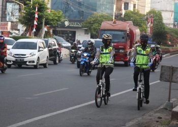PATROLI POLISI BERSEPEDA. Polisi wanita dari Polantas Bandar Lampung berpatroli menggunakan sepeda di Jalan Kartini Bandar Lampung, Senin (31/8). Patroli bersepeda itu selain guna mengantisipasi kejadian tindak kejahatan juga menjadi sarana berinteraksi dengan masyarakat.
n LAMPUNG POST/SUKISNO