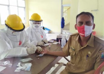 RAPID TEST. Petugas melakukan rapid test di GSG Bethik Hati kecamatan setempat, Senin (7/9). Sebanyak 151 warga Kecamatan Sidomulyo, Lampung Selatan, menjalani rapid test massal karena berdasarkan tracking terhadap warga yang kontak langsung dengan Wakil Bupati Lampung Selatan Antoni Imam, yang sebelumnya dinyatakan positif terpapar Covid-19.
n LAMPUNG POST/PERDHANA WIBYSONO