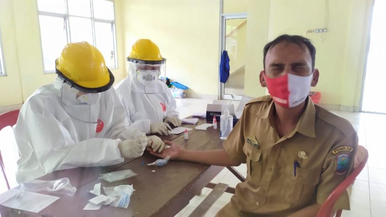RAPID TEST. Petugas melakukan rapid test di GSG Bethik Hati kecamatan setempat, Senin (7/9). Sebanyak 151 warga Kecamatan Sidomulyo, Lampung Selatan, menjalani rapid test massal karena berdasarkan tracking terhadap warga yang kontak langsung dengan Wakil Bupati Lampung Selatan Antoni Imam, yang sebelumnya dinyatakan positif terpapar Covid-19.
n LAMPUNG POST/PERDHANA WIBYSONO