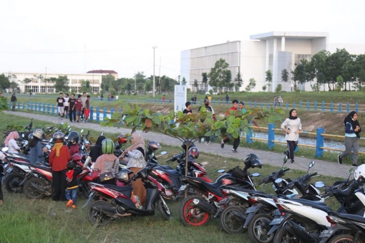 AKTIVITAS OLAHRAGA WARGA. Sejumlah warga melakukan aktivitas olahraga di sekitaran embung Itera Lampung Selatan, Rabu (9/9). Kawasan tersebut kerap dijadikan tempat warga untuk melakukan olahraga, namun tetap diimbau melakukan protokol kesehatan.
LAMPUNG POST/SUKISNO
