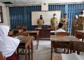 UJI COBA KBM. Bupati Pesisir Barat Agus Istiqlal didampingi Plt Kepala Dinas Pendidikan dan Kebudayaan Jon Edwar dan Asisten I Bidang Pemerintahan dan Kesejahteraan Rakyat Audi Marpi saat meninjau uji coba kegiatan belajar mengajar (KBM) secara tatap muka di SMPN 1 Krui, Senin (7/9).
LAMPUNG POST/YON FISOMA