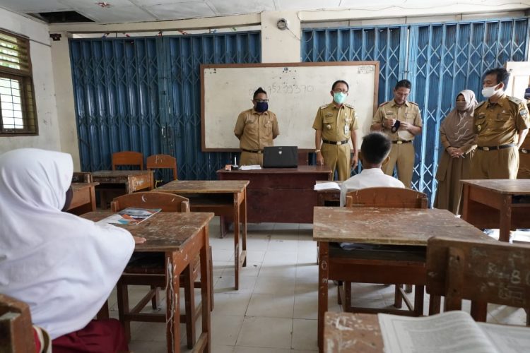 UJI COBA KBM. Bupati Pesisir Barat Agus Istiqlal didampingi Plt Kepala Dinas Pendidikan dan Kebudayaan Jon Edwar dan Asisten I Bidang Pemerintahan dan Kesejahteraan Rakyat Audi Marpi saat meninjau uji coba kegiatan belajar mengajar (KBM) secara tatap muka di SMPN 1 Krui, Senin (7/9).
LAMPUNG POST/YON FISOMA