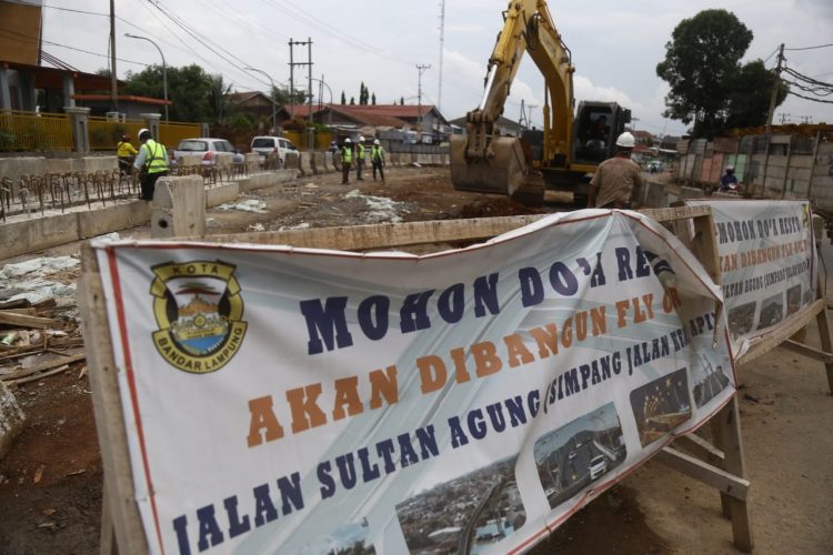 PEMBANGUNAN FLYOVER. Pekerja menggunakan alat berat dalam pembangunan flyover Sultan Agung Bandar Lampung, Senin (21/9). Pembangunan flyover tersebut terus dilaksanaan untuk mengurai kemacetan di lokasi tersebut.
LAMPUNG POST/ZAINUDDIN