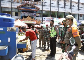 PENERAPAN PROTOKOL KESEAHATAN. Tim Satgas Covid-19 Kota Bandar Lampung terus mengawasi penerapan protokol kesehatan untuk mencegah penyebaran Covid-19  di Pasar Tugu Bandar Lampung, Selasa (15/9).
LAMPUNG POST / ZAINDDUIN