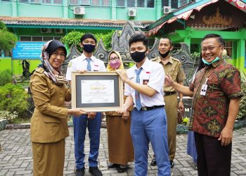 JUARA SIMPEL VLOG COMPETITION NASIONAL. Bank Lampung memberikan apresiasi terhadap Muhammad Fikri, pelajar SMAN 7 Bandar Lampung, yang meraih juara II SimPel Vlog Competition Nasional yang digelar Otoritas Jasa Keuangan (OJK), Selasa (8/9).
ISTIMEWA