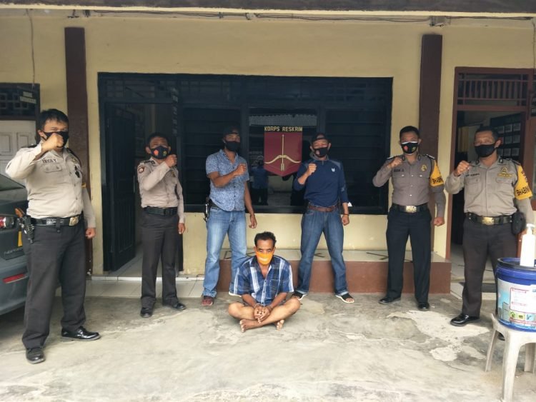 Pria Paruh Baya Lempar Bocah Pakai Golok