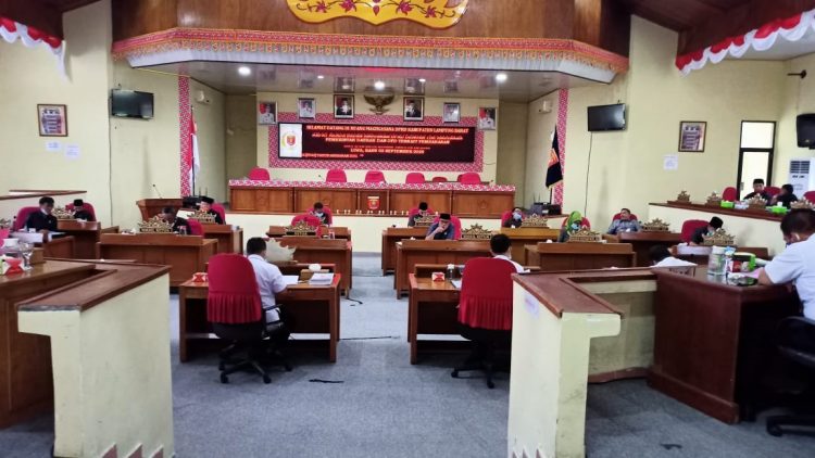 TUNDA PEMBAHASAN. Badan Anggaran DPRD Lambar menunda hearing pembahasan KUA PPAS karena data RKA OPD tidak lengkap. n LAMPUNG POST/ELIYAH