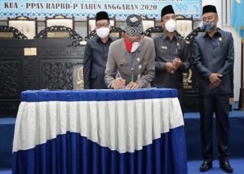 PENANDATANGANAN KESEPAKATAN. DPRD Kabupaten Pesisir Barat menggelar rapat paripurna dengan agenda persetujuan dan penandatanganan kesepakatan bersama KUA-PPAS RAPBD-P Kabupaten Pesisir Barat tahun anggaran 2020 bertempat di ruang rapat paripurna kantor DPRD kabupaten itu, Jumat (4/9). LAMPUNG POST/YON FISOMA