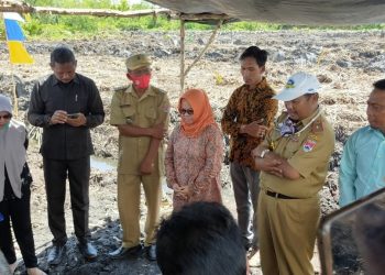 TINJAU LOKASI. Dinas Permukiman dan DPRD Mesuji meninjau lokasi yang akan dibangunnya program Bantuan Perumahan Layak Huni (Baperlahu), Selasa (22/9). n LAMPUNG POST/RIDWAN ANAS