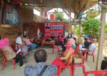 BERBAGI INFORMASI. Pengelola BUMK di Lampung Tengah berbagi informasi untuk meningkatkan perekonomian kampung dengan menjadi pemasok e-warong, Minggu (6/9). LAMPUNG POST/WAHYU PAMUNGKAS