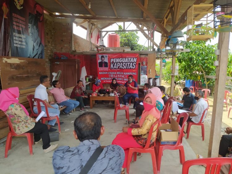 BERBAGI INFORMASI. Pengelola BUMK di Lampung Tengah berbagi informasi untuk meningkatkan perekonomian kampung dengan menjadi pemasok e-warong, Minggu (6/9). LAMPUNG POST/WAHYU PAMUNGKAS