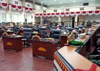PARIPURNA. Suasana rapat paripurna DPRD Kota Metro dengan agenda pengesahan APBD Perubahan tahun anggaran 2020, Kamis (10/9). LAMPUNG POST/BAMBANG PAMUNGKAS
