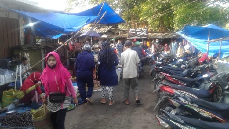 SUASANA PASAR. Suasana keramaian di salah satu sudut pasar Sentral Kotabumi, di pagi hari beberapa hari lalu. LAMPUNG POST/YUDHI HARDIYANTO