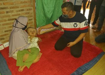 Bupati Pesawaran Dendi Ramadhona kembali mengunjungi Muhammad Tegar Kurniawan, bocah berusia 7 tahun yang mengalami pembesaran di bagian kepala.