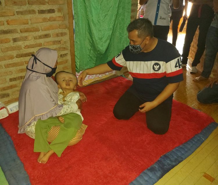 Bupati Pesawaran Dendi Ramadhona kembali mengunjungi Muhammad Tegar Kurniawan, bocah berusia 7 tahun yang mengalami pembesaran di bagian kepala.