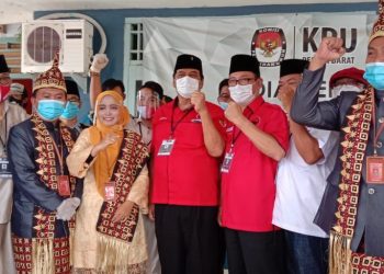 PENDAFTARAN BAKAL CALON BUPATI PESISIR BARAT. Pasangan bakal calon bupati Pesisir Barat Pieter dan Fahrurrozi saat mendaftarkan diri dalam Pemilihan bupati Pesisir Barat tahun 2020 di KPU Pesisir Barat, Jum'at (4/9).
LAMPUNG POST / YON FISOMA