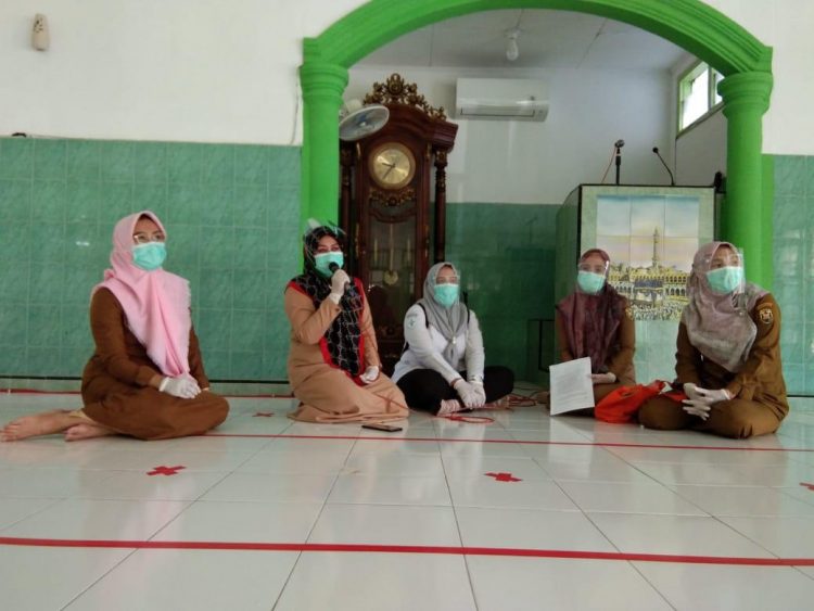 PROTOKOL KESEHATAN TEMPAT IBADAH. Pegawai salah satu UPT puskesmas di Bandar Lampung melakukan penyuluhan tentang protokol kesehatan di tempat ibadah, Kamis (17/9). Dinas  Kesehatan Bandar Lampung kembali bergerak menekan penyebaran Covid-19 di Kota Tapi Berseri. Saat ini pola yang dilakukan dengan penyuluhan ke 31 tempat ibadah masjid dan musala yang ada di kota setempat.
ISTIMEWA