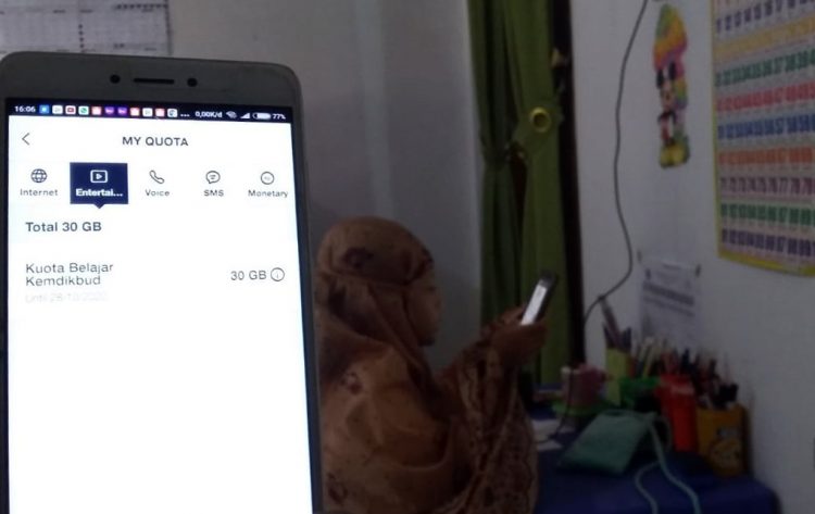 KUOTA INTERNET GRATIS DARI KEMENDIKBUD. Seorang siswa sedang belajar secara daring di Labuhan Ratu Bandar Lampung, Selasa (29/9). Pemerintah melalui Kementerian Pendidikan dan Kebudayaan (Kemendikbud) memberikan subsidi kuota internet gratis untuk siswa sebesar 35 GB dan guru mendapat 42 GB serta untuk dosen dan mahasiswa sebesar 50 GB selama pembelajaran jarak jauh (PJJ) mulai September hingga Desember 2020. n ANTARA/YUSUF NUGROHO