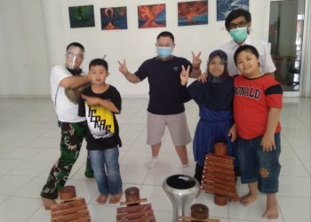Anak berkebutuhan khusus down syndrome usai bermain cetik dan gendang bersama pelatih. Lampung Post/ Dian Wahyu Kusuma