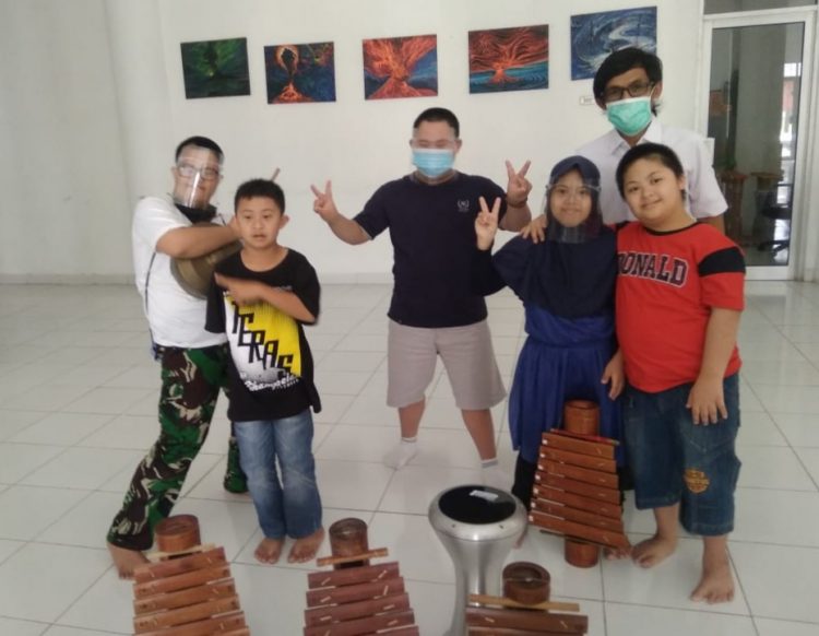 Anak berkebutuhan khusus down syndrome usai bermain cetik dan gendang bersama pelatih. Lampung Post/ Dian Wahyu Kusuma