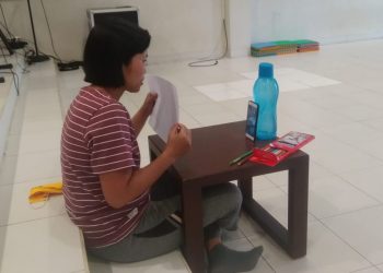 Guru SLB memberikan materi pembelajaran melalui daring. Lampung Post/ Dian  Wahyu Kusuma