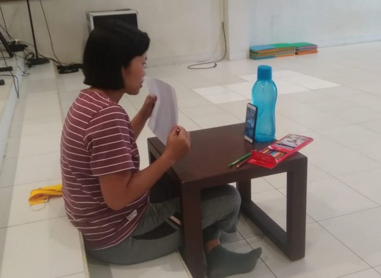 Guru SLB memberikan materi pembelajaran melalui daring. Lampung Post/ Dian  Wahyu Kusuma