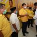 DUKUNGAN GOLKAR. Ketua DPD I Golkar Lampung Arinal Djunaidi memberikan model B1 KWK kepada Rycko Menoza, yang menjadi salah satu syarat untuk mendaftarkan diri sebagai bakal calon bupati/wali kota dan wakil bupati/wali kota pada Pilkada 2020, di kantor DPD I Partai Golkar Lampung, Selasa (1/9). n LAMPUNG POST/SALDA ANDALA
