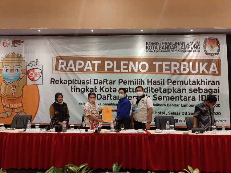 DAFTAR PEMILIH SEMENTARA. Komisioner KPU Bandar Lampung Dedy Triyadi menyerahkan Daftar Pemilih Sementara (DPS) kepada Ketua Bawaslu Kota Bandar Lampung Candrawansyah saat rapat pleno terbuka rekapitulasi daftar pemilih hasil pemutakhiran tingkat Kota Bandar Lampung untuk ditetapkan sebagai Daftar Pemilih Sementara (DPS) di Hotel Emersia Bandar Lampung, Selasa (8/9). LAMPUNG POST/SALDA ANDALA