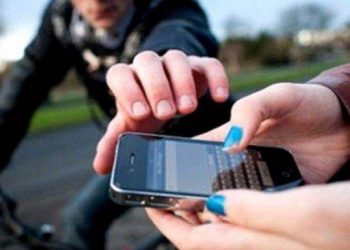 Dua Pemuda Rampas Ponsel