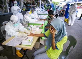 Raut Tegang Warga Jalani Rapid Test di Sidorejo