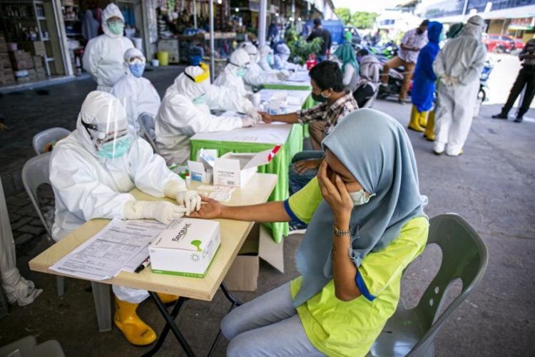 Raut Tegang Warga Jalani Rapid Test di Sidorejo