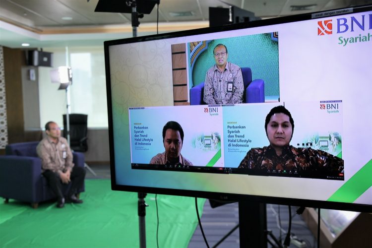 Direktur Keuangan dan Operasional BNI Syariah, Wahyu Avianto (layar atas) ketika menyampaikan materi dalam media workshop mengenai literasi dan inklusi keuangan perbankan syariah di Kantor Pusat BNI Syariah Tempo Pavilion 1, Jakarta, Selasa (29/9). Hadir juga Direktur Infrastruktur Ekosistem Syariah, Komite Nasional Ekonomi dan Keuangan Syariah (KNEKS), Sutan Emir Hidayat (kiri bawah); dan Head of Tokopedia Salam, Garri Juanda (kanan bawah) yang turut menjadi narasumber. Dok BNI Syariah
