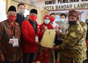 PENDAFTARAN BAKAL CALON WALIKOTA BANDAR LAMPUNG. Pasangan bakal calon Walikota Bandar Lampung Eva Dwiana dan Dedi Amrullah saat mendaftarkan diri dalam Pemilihan Walikota Bandar Lampung tahun 2020 di KPU Kota Bandar Lampung, Jum'at (4/9).
LAMPUNG POST / SUKISNO