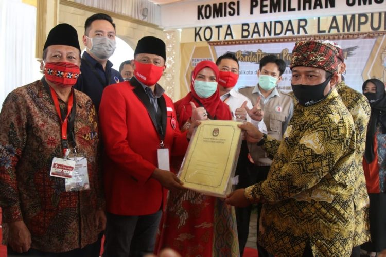 PENDAFTARAN BAKAL CALON WALIKOTA BANDAR LAMPUNG. Pasangan bakal calon Walikota Bandar Lampung Eva Dwiana dan Dedi Amrullah saat mendaftarkan diri dalam Pemilihan Walikota Bandar Lampung tahun 2020 di KPU Kota Bandar Lampung, Jum'at (4/9).
LAMPUNG POST / SUKISNO