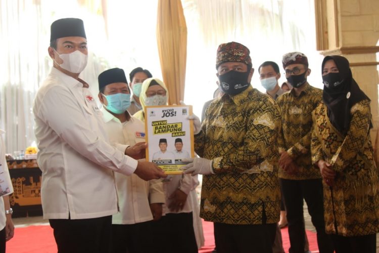PENDAFTARAN BAKAL CALON WALIKOTA BANDAR LAMPUNG. Pasangan bakal calon Walikota Bandar Lampung Rycko Menoza dan Johan Sulaiman saat mendaftarkan diri dalam Pemilihan Walikota Bandar Lampung tahun 2020 di KPU Kota Bandar Lampung, Jum'at (4/9).
LAMPUNG POST / SUKISNO