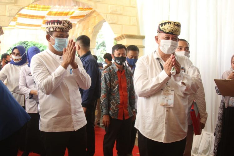 PENDAFTARAN BAKAL CALON WALIKOTA BANDAR LAMPUNG. Pasangan bakal calon Walikota Bandar Lampung Yusuf Kohar dan Tulus Purnomo saat mendaftarkan diri dalam Pemilihan Walikota Bandar Lampung tahun 2020 di KPU Kota Bandar Lampung, Jum'at (4/9).
LAMPUNG POST / SUKISNO