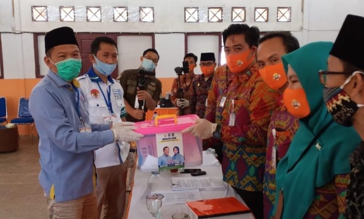 PENDAFTARAN BAKAL CALON BUPATI LAMPUNG SELATAN. Pasangan bakal calon bupati Lampung Selatan Hipni-Melin Haryani Wijayani saat mendaftarkan diri dalam Pemilihan bupati Lampung Selatan tahun 2020 di KPU Lampung Selatan , Jum'at (4/9).
LAMPUNG POST / ARMANSYAH