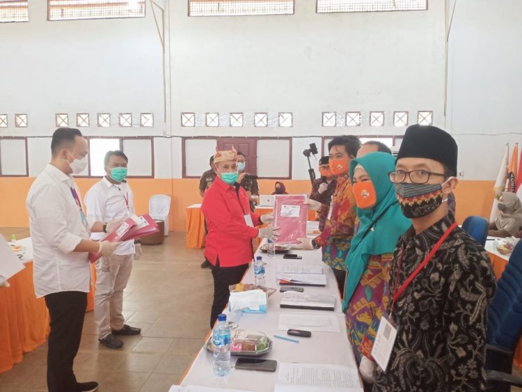 PENDAFTARAN BAKAL CALON BUPATI LAMPUNG SELATAN. Pasangan bakal calon bupati Lampung Selatan Nanang Ermanto dan Pandu Kesuma Dewangsa
saat mendaftarkan diri dalam Pemilihan bupati Lampung Selatan tahun 2020 di KPU Lampung Selatan , Jum'at (4/9).
LAMPUNG POST / ARMANSYAH