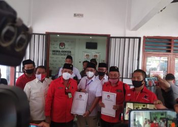 PENDAFTARAN BAKAL CALON BUPATI LAMPUNG TENGAH. Pasangan bakal calon bupati Lampung Tengah Loekman Djoyo Sumitro dan Ilyas Hayani Muda saat mendaftarkan diri dalam Pemilihan bupati Lampung Tengah tahun 2020 di KPU Lampung Tengah, Jum'at (4/9).
LAMPUNG POST / WAHYU PAMUNGKAS