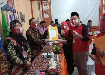 PENDAFTARAN BAKAL CALON WALIKOTA METRO. Pasangan bakal calon Walikota Metro Anna Morinda dan Frits Akhmad saat mendaftarkan diri dalam Pemilihan Walikota Metro tahun 2020 di KPU Kota Metro, Jum'at (4/9).
LAMPUNG POST / BAMBANG PAMUNGKAS